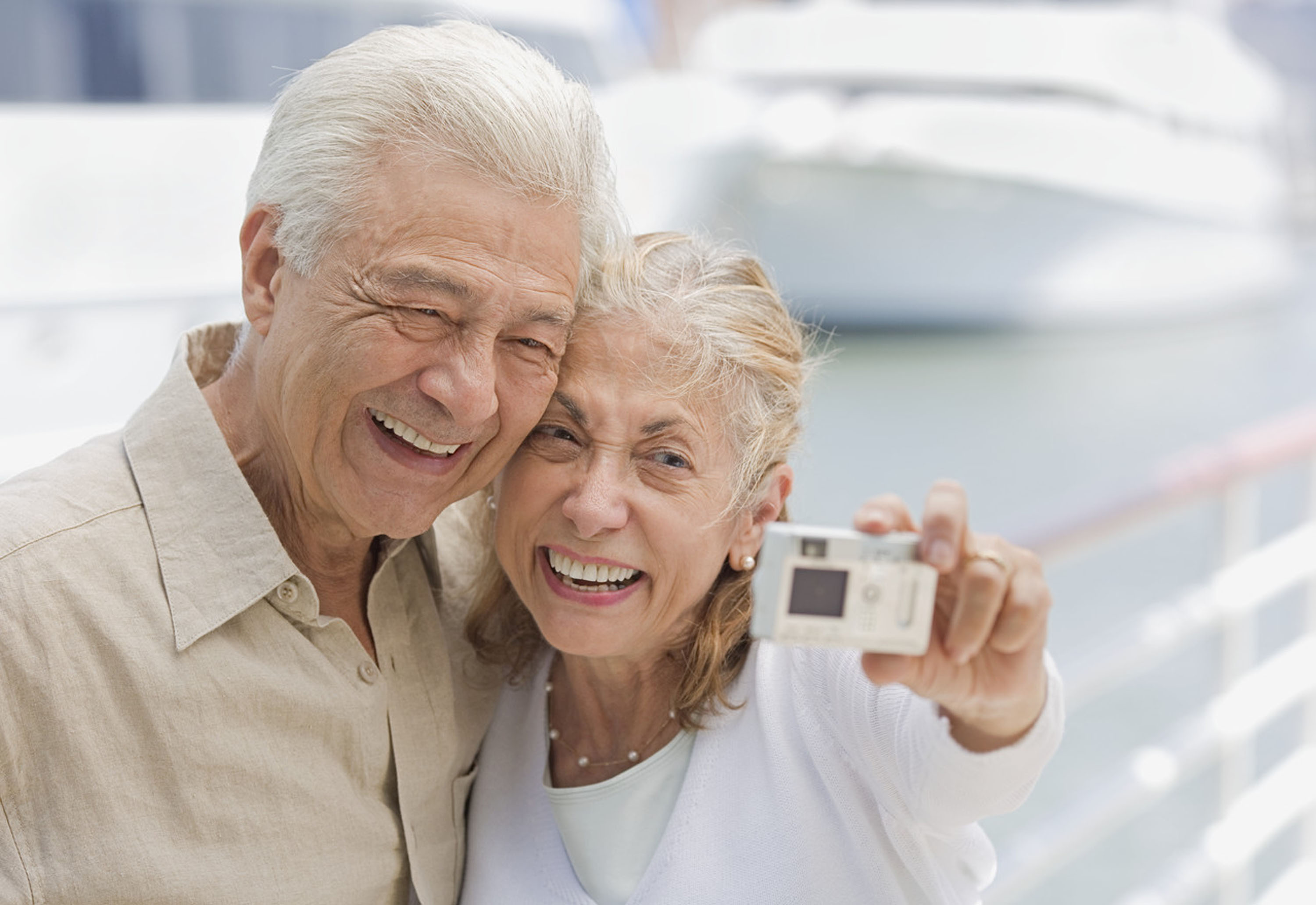 Пожилой возраст мужчина и женщина. Счастливые пенсионеры. Молодые пенсионеры. Пожилые люди. Счастливые пожилые люди.